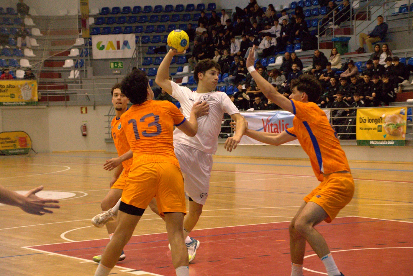 Momento do jogo entre a Seleção Sub17 e o FC Porto